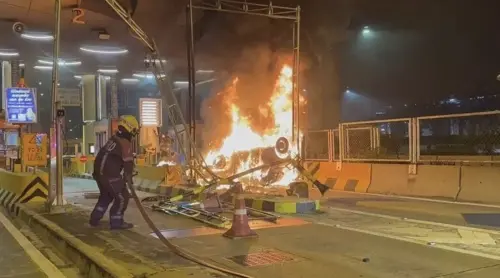 泰國男疑打瞌睡撞上收費站！車輛翻覆起火成火球　驚險逃生僅輕傷
