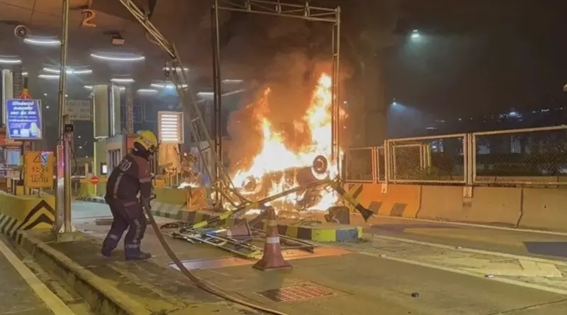 ▲泰國一名男子疑打瞌睡失控撞上收費站，車輛翻覆起火，火勢猛烈。（圖／翻攝自Khaosod）