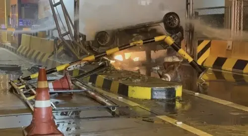 ▲消防人員約十分鐘撲滅火勢，車輛全毀，駕駛驚險逃生僅受輕傷。（圖／翻攝自Khaosod）