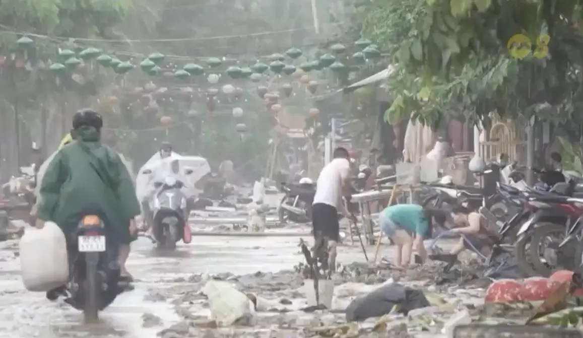 ▲越南會安洪水漸退，居民回到街道清理滿地淤泥與垃圾。（圖／翻攝自8world）