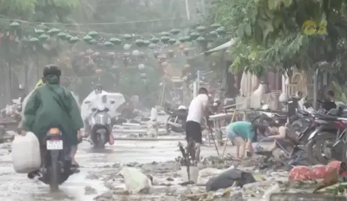 ▲越南會安洪水漸退，居民回到街道清理滿地淤泥與垃圾。（圖／翻攝自8world）