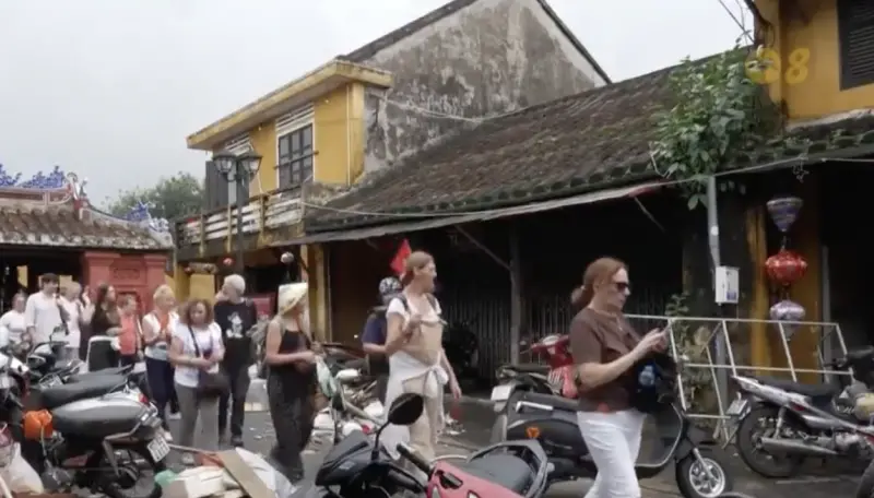 ▲洪水重創越南中部多地,房屋被淹、電力中斷,居民盼生活早日回歸正常。(圖/翻攝自8world)