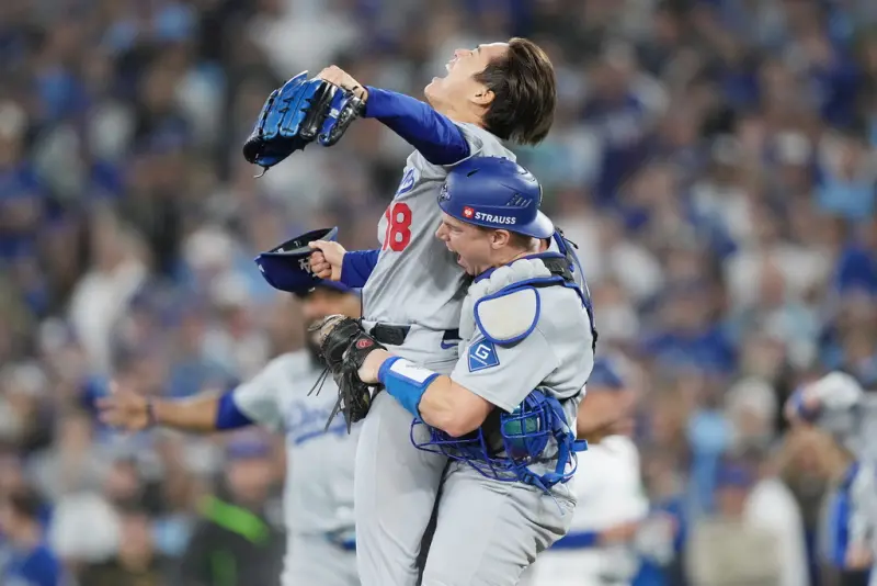 ▲山本由伸繼昨日熱投96球後，在9局下關鍵時刻又登板救援續投至11局下，成為球隊奪冠的重要功臣。他的精彩表現讓NHK解說田口壯直呼：「整個系列賽完全依靠山本投手啊！」準備旅美的村上宗隆也在X發文：「棒球也太有趣了吧！」（圖／美聯社／達志影像）