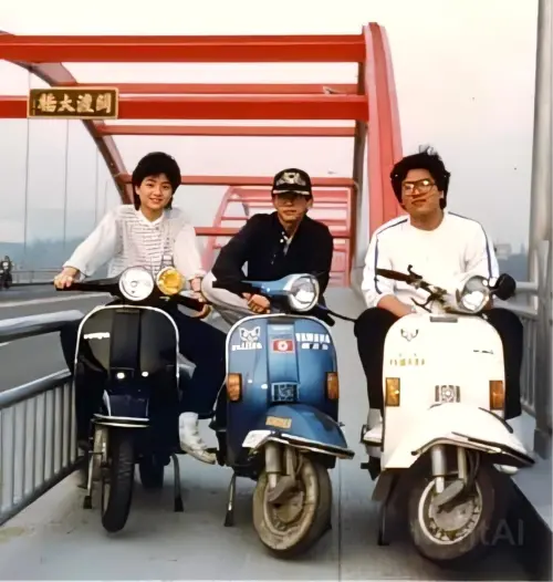 ▲屠潁和李國超18歲就認識，他在文中分享，屠潁從小就是胖子，有一次騎偉士牌載他，居然抱不滿他的肚子。（圖／翻攝自FB 李國超）