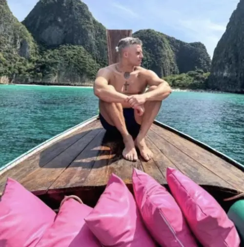 ▲移居後，他們週末常造訪觀光景點，並融入當地社群。（圖／翻攝自Manchester Evening News）