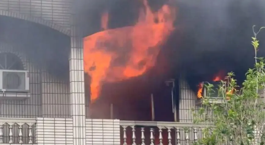 ▲彰化花壇鄉彰員路一段發生民宅火警，一戶三層樓住宅起火燃燒。（圖／翻攝畫面）