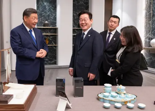 ▲習近平贈送李在明2支小米旗艦手機。（圖／翻攝自News 1）