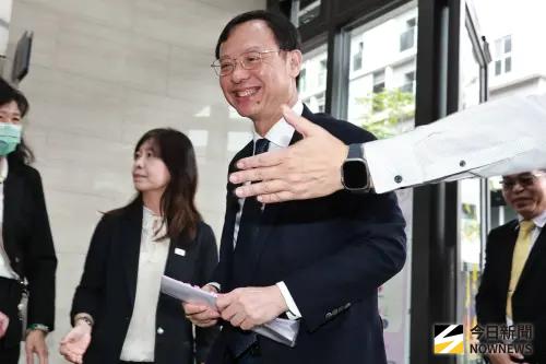 ▲衛福部長石崇良說明，假日輕急症中心（UCC）成立有兩個目的。（圖／記者吳翊緁攝）