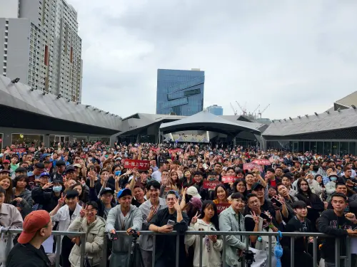 ▲超過3000人湧入蔡依林簽名會場內。（圖／記者吳翊緁攝）