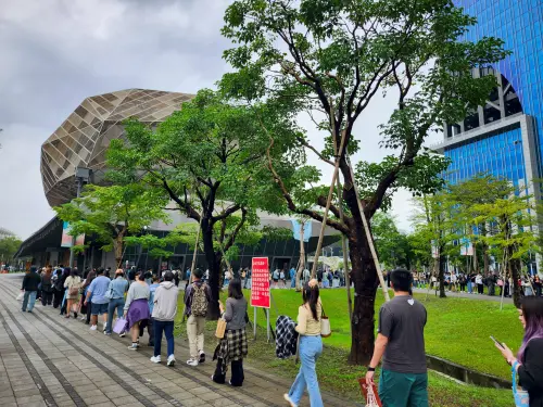 ▲場外也有超長人龍。（圖／記者吳翊緁攝）