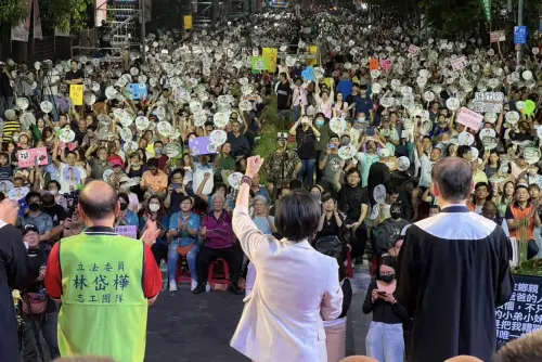 ▲林岱樺昨日岡山造勢秀肌肉，游盈隆認為堪稱近年來高雄最成功的群眾活動，為民進黨高雄市長初選投下超級變數。（圖／翻攝自林岱樺臉書）