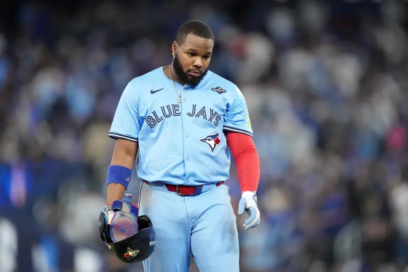 ▲多倫多藍鳥離總冠軍只差兩個出局數。然而在這個註定被銘記的夜晚，他們眼看勝利從指縫中溜走。藍鳥主砲小葛雷諾（Vladimir Guerrero Jr.）賽後傷心落淚。（圖／美聯社／達志影像）