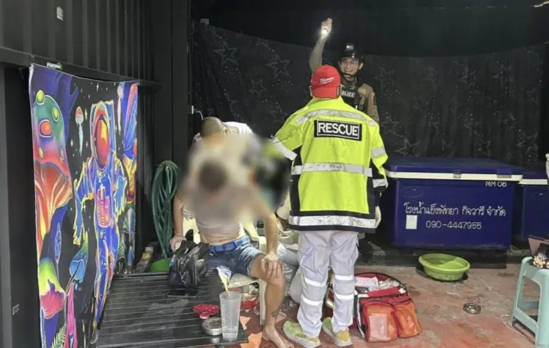 ▲芭達雅外籍情侶疑因防蚊液爆衝突，男子胸口受傷送醫。（圖／翻攝自Pattaya News）