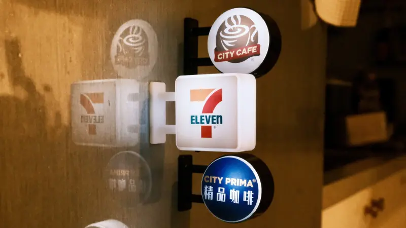 ▲7-11推出「迷你版招牌LED燈箱」，磁吸設計且會發光，共有4款圖案，uniopen會員消費滿額免費送。（圖／7-11粉專）