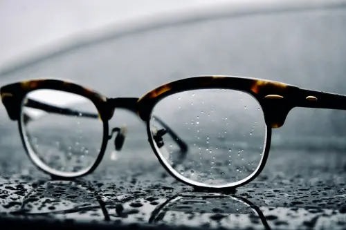 洗眼鏡正確做法曝光！眼鏡行、驗光師證實了　全場後悔：搞錯20年
