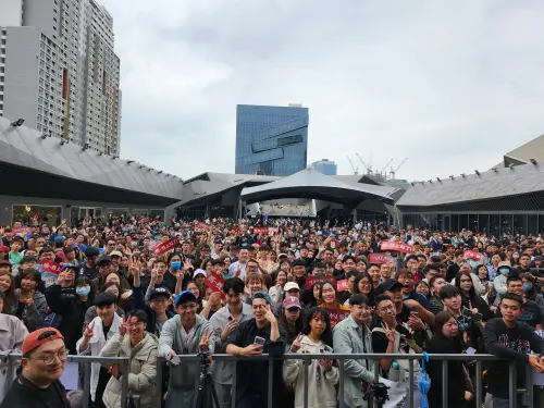 ▲蔡依林相隔6年舉辦簽唱會，一早7點就有粉絲來卡位，下午也陸續湧入5000人。（圖／記者吳翊緁攝影）