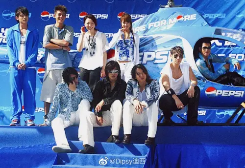 ▲史上最狂廣告！蔡依林（上排4）、周杰倫（上排1）神仙打架　郭富城（右1）站C位旁邊還有F4。（圖／微博@Dipsy迪西）