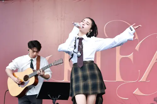 ▲蔡依林（右）相隔6年舉辦簽唱會，她只要一說話，粉絲就給予熱烈回應，一唱歌，粉絲就拿手機錄影，希望記下這美好的週日午後。（圖／記者吳翊緁攝影）