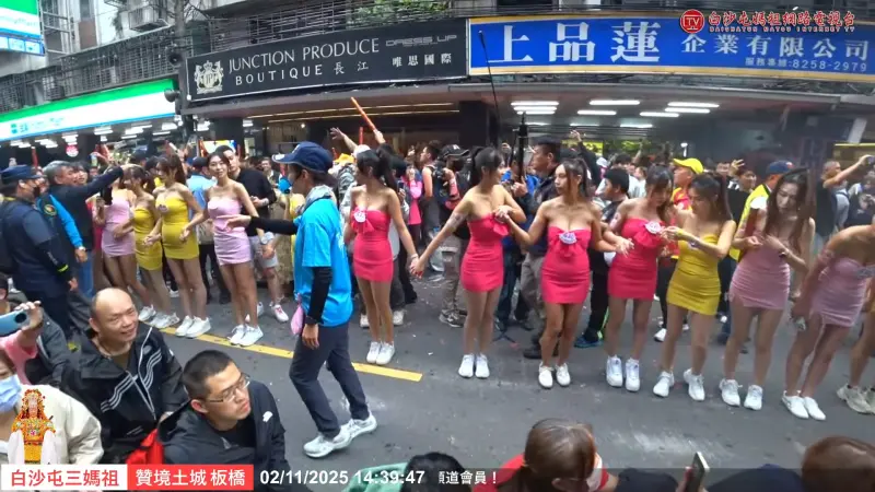 白沙屯媽祖板橋贊境！「30位美女禮生」列隊迎接　粉紅超跑停駕了