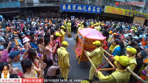 ▲當粉紅超跑行經板橋區長江路一段時，30多位美女禮生整齊列隊迎駕，媽祖鑾轎隨後竟轉入長江唯思國際公司內，在門口停駕約10分鐘後才離開。