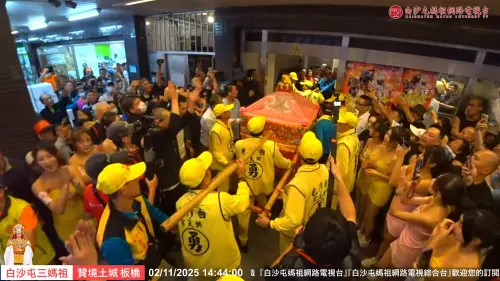 ▲粉紅超跑衝進長江唯思國際公司。（圖／白沙屯媽祖網路電視台）