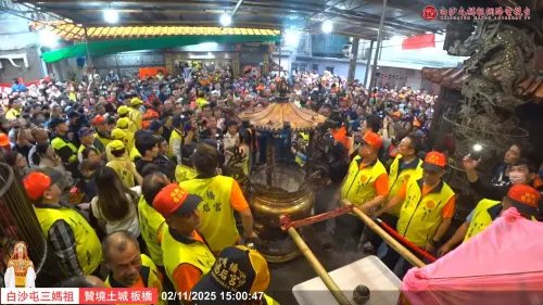 ▲白沙屯媽祖於下午2點50分左右抵達板橋慈后宮停駕，兩位媽祖婆相見歡，場面莊嚴又感人。