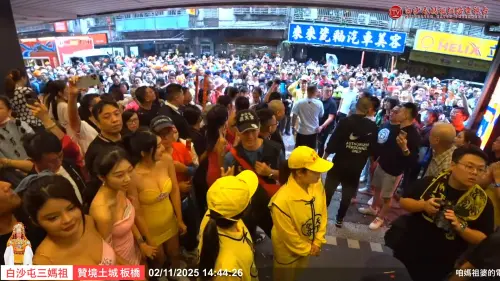 ▲30位禮生與接待佳麗是由板橋慈后宮邀請，負責在現場陪伴現場民眾迎媽祖、領福品、祈平安。（圖／白沙屯媽祖網路電視台）