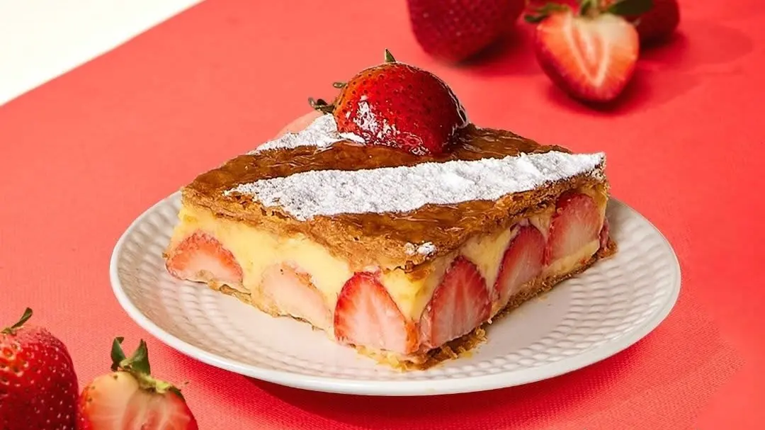 ▲法國PAUL表示，台灣11月9日起連續3天「草莓千層派買一送一」！還有免費可頌好康一次看。日本金田屋「大福買一送一」感謝祭開跑。（圖／翻攝自PAUL FB）