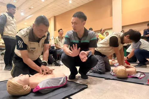 ▲課程內容涵蓋災害防救理論、心肺復甦術、收容所規劃及傷患包紮等實作訓練。（圖／記者莊全成翻攝）