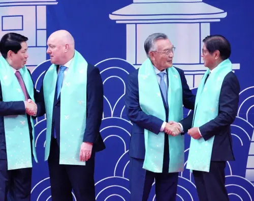 ▲APEC領袖代表合照，我國代表林信義與菲律賓總統小馬可仕握手寒暄。（圖／APEC 台灣代表團提供）