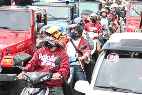 ▲樂天桃猿今（2）日舉辦封王遊行，吸引破千位球迷夾道歡呼，根據《NOWnews》現場直擊，有不少球迷自發性騎車，全程跟著球員巴士，導致交通堵塞，短短14公里路程，開了2小時還沒抵達目的地桃園市政府。（圖／記者朱永強攝，2025.11.2）