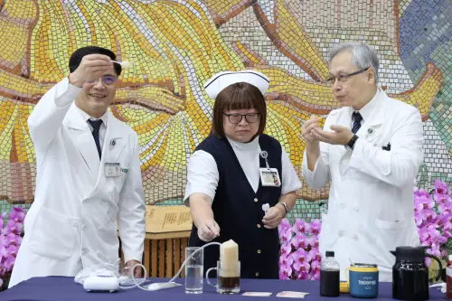 ▲花蓮慈濟醫院心蓮病房護理長江青純（中）示範魔法泡泡，林欣榮（左）、王英偉（右）醫師品嚐泡麵味的泡泡。（圖／花蓮慈院提供）