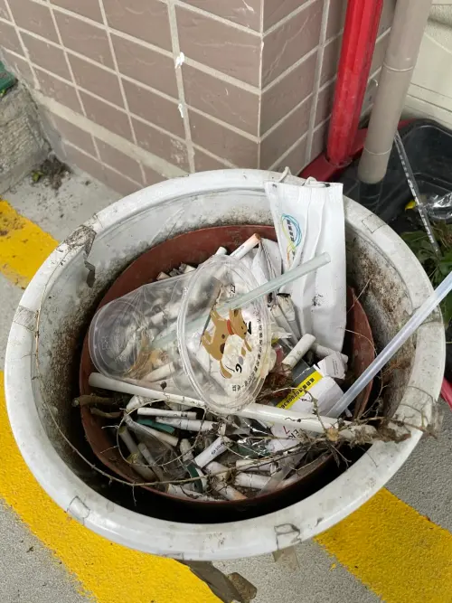 國民黨全代會結束留下滿地煙蒂！他驚：黨員在學校裡吞雲吐霧
