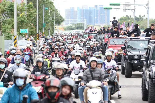 ▲樂天桃猿封王遊行，死忠球迷騎車跟完全程，造成交通堵塞。（圖／記者朱永強攝，2025.11.2）