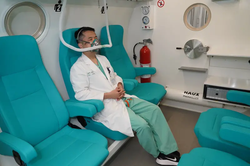 睡醒來竟失聰！求職壓力大＋熬夜惹禍　新鮮人靠高壓氧救回聽力