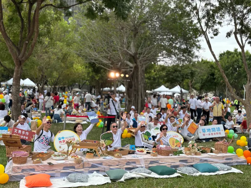 ▲最美中央公園野餐日，副市長黃國榮帶著「小王子」名著，與市民席地而坐，共享「草地閱讀 曬曬幸福」好時光。（圖／記者金武鳳攝，2025.11.2)