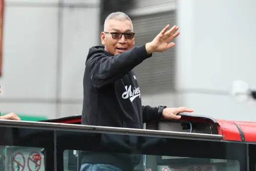 ▲古久保健二上周才飛回台灣參與樂天桃猿奪冠遊行，在巴士上微笑與球迷揮手，如今卻成道別之旅。（圖／記者朱永強攝，2025.11.2）