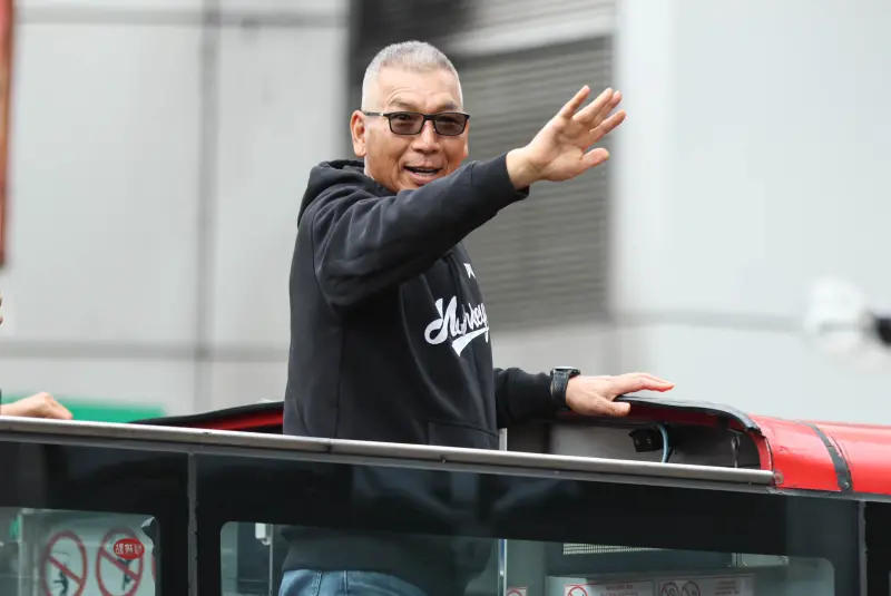 ▲樂天桃猿舉辦封王遊行，總教練古久保健二透露，人潮比想像中更多，有點嚇到的感覺，也提到自己很擔心一路跟著巴士的機車，希望他們要注意安全。（圖／記者朱永強攝，2025.11.2）