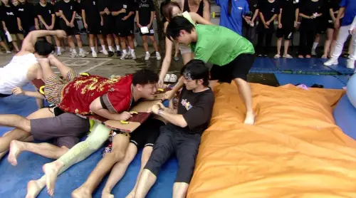 ▲藝人們玩「帶著媽祖渡海趣」，弄得全身濕，又搞得人仰馬翻。（圖／民視提供）