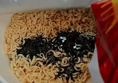 ▲全家最近與經典料理動畫《廚神小當家》聯名，推出「銀河墨魚乾拌麵」（圖／翻攝Threads）