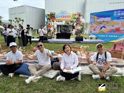 ▲副市長黃國榮、立委楊瓊瓔和建設局長陳大田參加最美中央公園野餐日 ，共享「草地閱讀 曬曬幸福」好時光。（圖／記者金武鳳攝，2025.11.2)