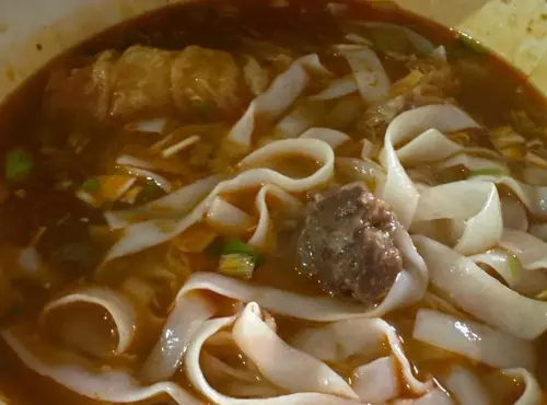 ▲小當家系列泡麵「紅燒牛肉蒟蒻麵」評價較正面，老饕認為麵體Q彈像粿條，湯頭保有紅燒香味，微辣又帶點麻感，順口又好喝。（圖／全家便利商店 / 7-11 超商新品&好物分享區）