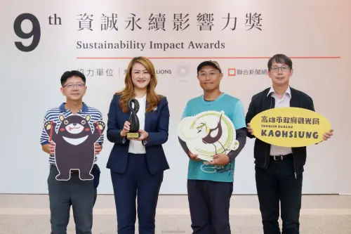 ▲觀光局長高閔琳(左二)率高雄野鳥學會美濃站站長陳柏豪(左三)共同受獎合影。(圖／高市府觀光局提供)