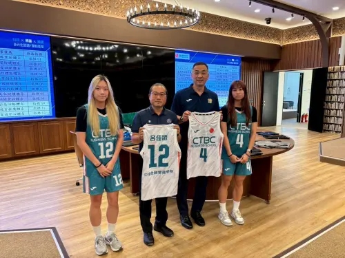 ▲JOMA品牌贊助中信金融管理學院女子籃球隊全套裝備，台福運動有限公司負責人吳坪璋（左2）與總教練何正峰（右2）共同展示球衣，期望以實際行動支持年輕運動員發展。（圖／中信金融管理學院提供）