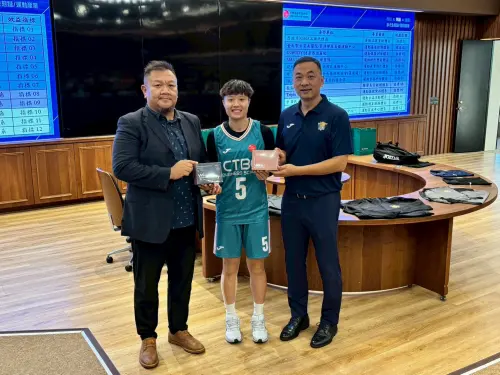 ▲運動保健合作夥伴Triple Q拾顏式企業董事長黃照元（左）與中信金融管理學院女子籃球總教練何正峰（右）共同推動健康教育與產學創新，製造保健品提供學生營養補給。（圖／中信金融管理學院提供）