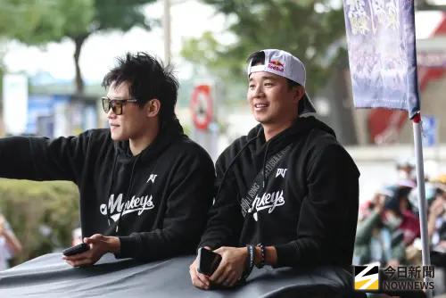 ▲樂天桃猿黃子鵬（右）本季雖然成績不理想，但投球局數仍破百，是桃猿陣中不可或缺的本土投手。（圖／記者朱永強攝 ,2025.11.02）