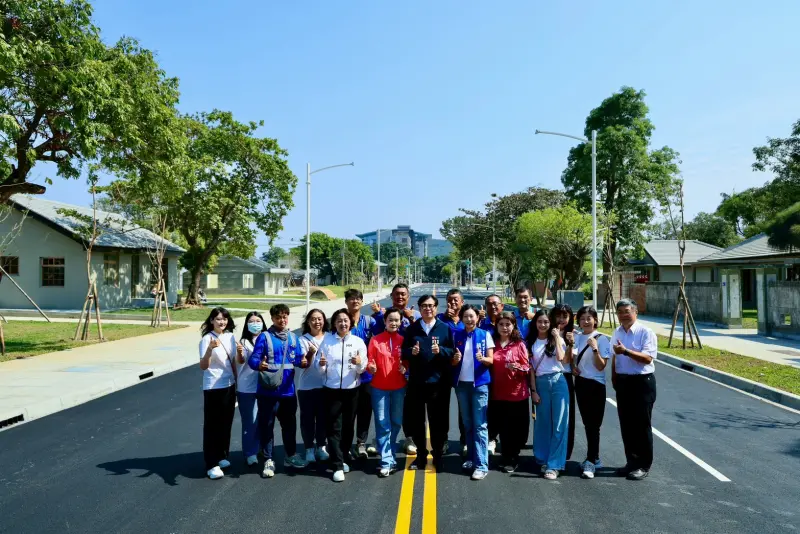 ▲左營緯六路拓寬為20米寬道路，工程順利完工通車，市長陳其邁進行通車前的道路視察、新眷村巡禮，在地里長與地方民眾紛紛表達肯定與感謝。（圖／高市府提供）