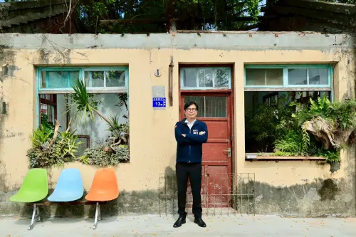 ▲陳其邁在記憶花園與枝葉茂盛的老樹等打卡點前合影留念。（圖／高市府提供）