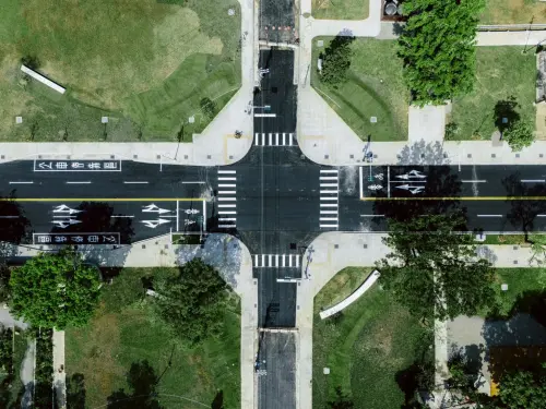 ▲緯六路全長378公尺，原為9米寬道路，拓寬後達20米寬，周邊環境優美、綠草如茵，成為眷村改建的新樣貌。（圖／高市府提供）