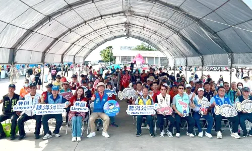 ▲高雄市政府海洋局舉辦林園聽海湧文化季活動，由海洋局局長石慶豐(前排左5)主持。(圖／高雄市政府海洋局提供)